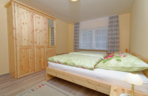 Schlafzimmer mit Kleiderschrank