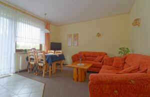 Wohnküche mit Esstisch und Sofa