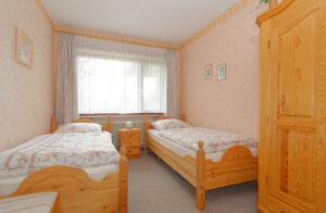 Schlafzimmer mit 2 Einzelbetten und Kleiderschrank