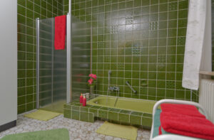 Badezimmer mit Dusche und Badewanne